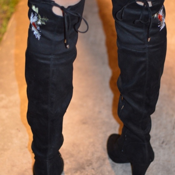 NIB Over thigh Hand Embroidered Rose boots - Picture 7 of 7